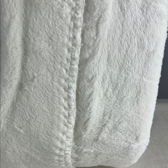 Frye Silky Soft Blanket Full Queen White 90" x 90" Luxury NEW - Picture 8 of 8